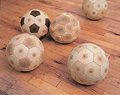 Peletería humana. Pelotas de fútbol con tetillas y anos
